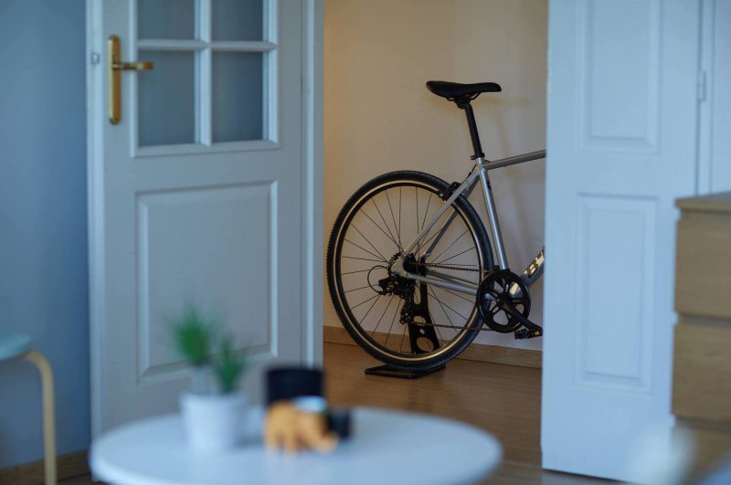 Soporte de pie para guardar bicicletas en poco espacio Soporte de pie para guardar bicicletas en poco espacio